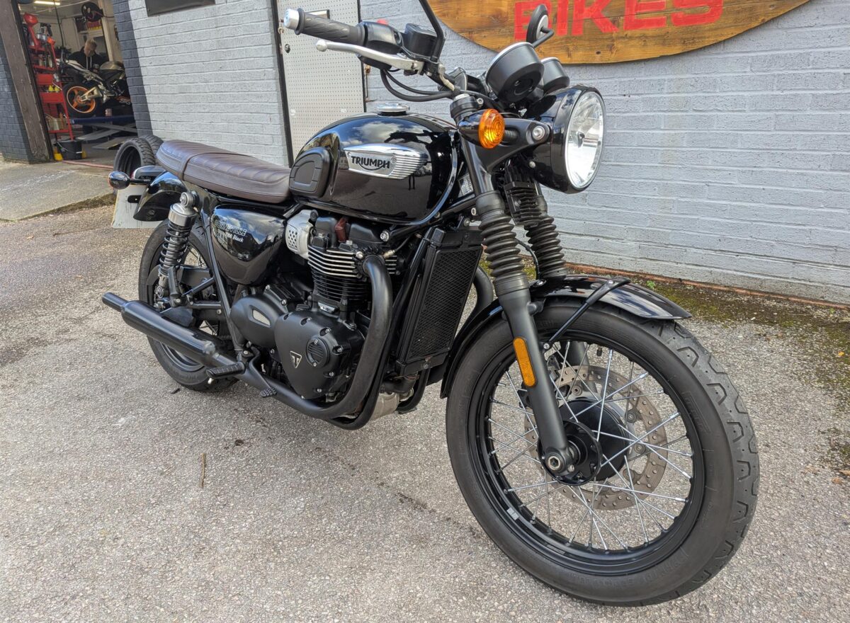 Triumph T100 Bonneville Black