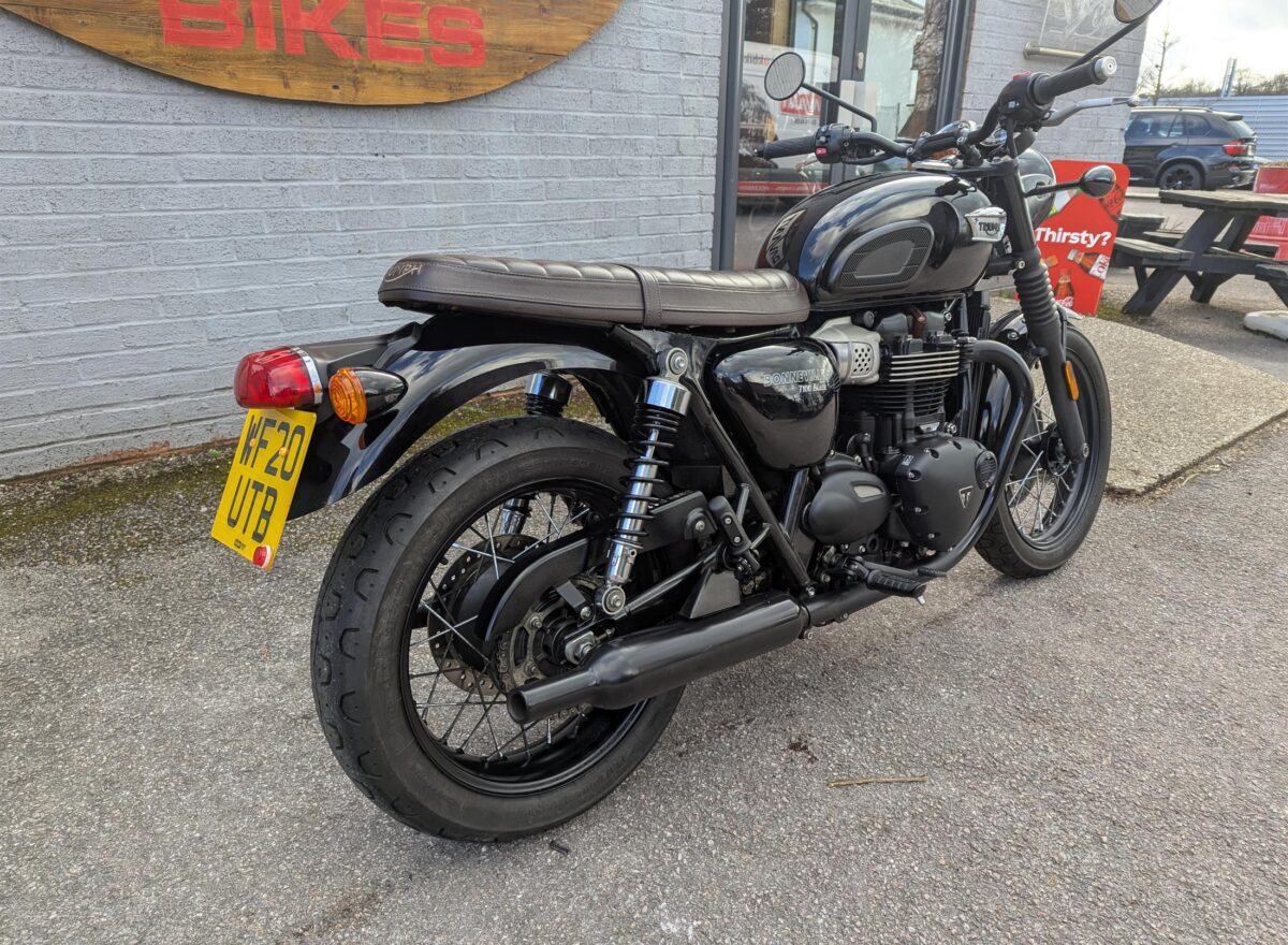 Triumph T100 Bonneville Black