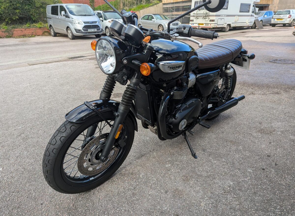 Triumph T100 Bonneville Black