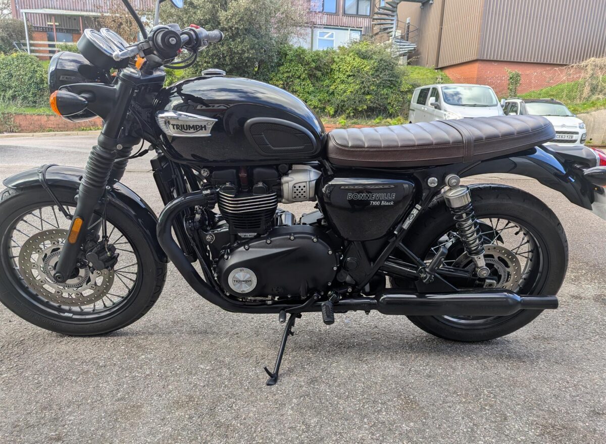 Triumph T100 Bonneville Black