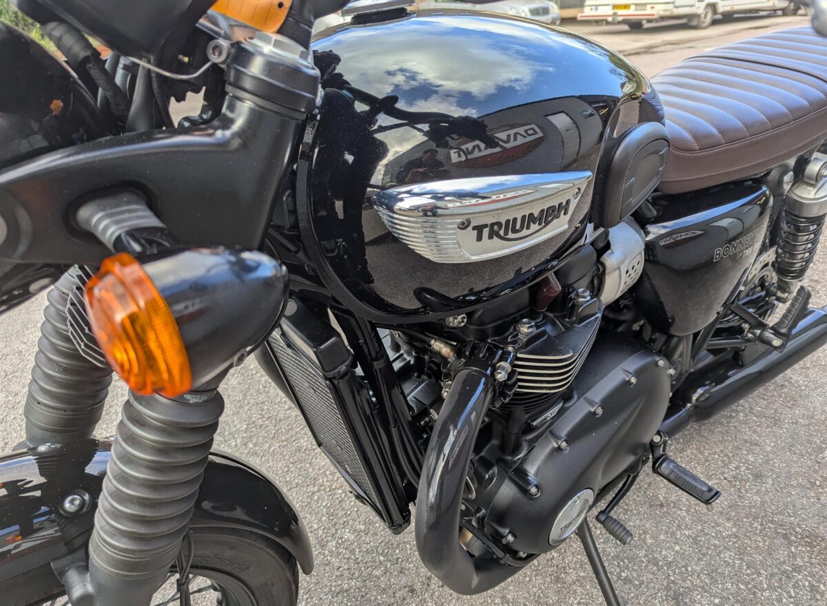 Triumph T100 Bonneville Black