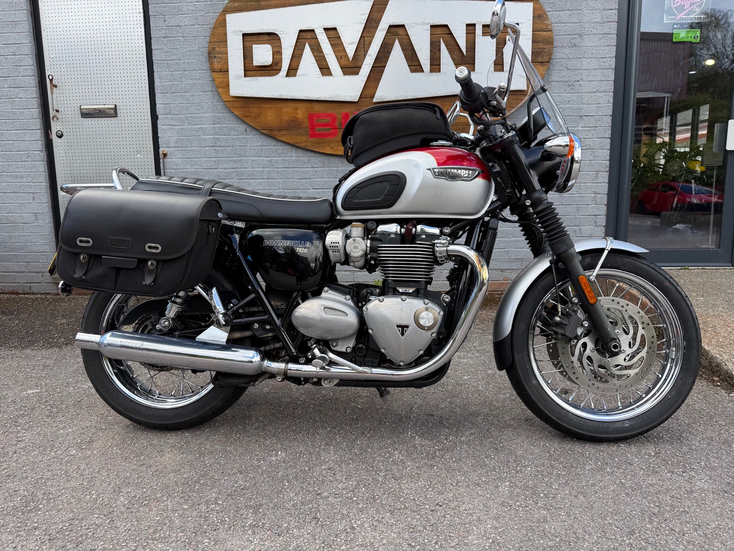 TRIUMPH BONNEVILLE T120